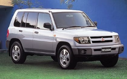 2000 Mitsubishi Pajero SUV iO (4x4)