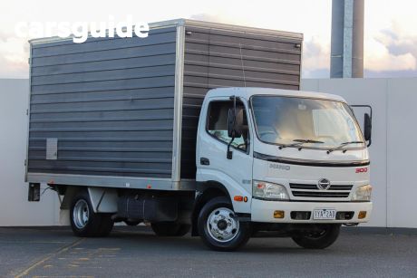 White 2008 Hino 616 Commercial