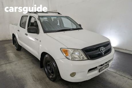 White 2005 Toyota Hilux Dual Cab Pick-up Workmate
