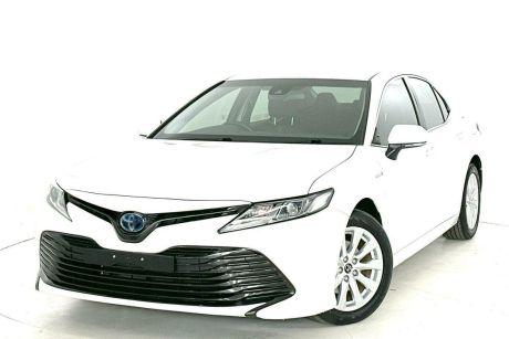White 2018 Toyota Camry Sedan Ascent (hybrid)