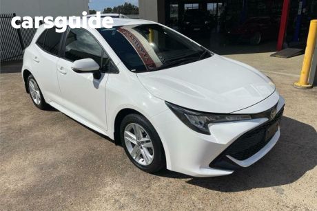 White 2019 Toyota Corolla Hatchback Ascent Sport + Navigation