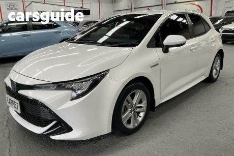 White 2019 Toyota Corolla Hatchback SX (hybrid)