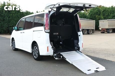 White 2018 Toyota Noah Wagon SI (WELCAB)