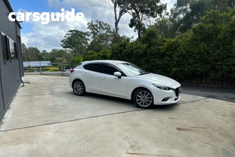 White 2017 Mazda 3 Hatchback SP25