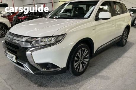White 2018 Mitsubishi Outlander Wagon ES 7 Seat (2WD)