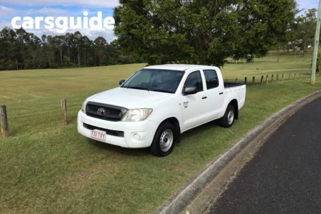 White 2009 Toyota Hilux Dual Cab Pick-up Workmate
