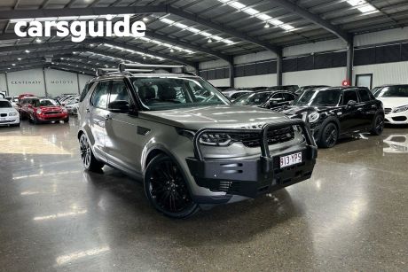 Silver 2017 Land Rover Discovery Wagon TD6 SE