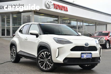 White 2020 Toyota Yaris Cross Wagon Urban Hybrid (two-Tone)
