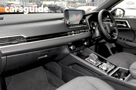 White 2024 Mitsubishi Outlander Wagon Black Edition 7 Seat (2WD)