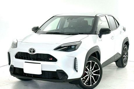 White 2024 Toyota Yaris Cross Wagon GR Sport Hybrid (two-Tone)