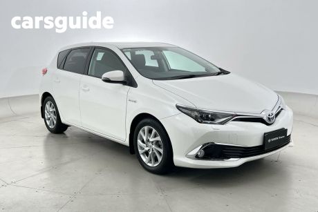 White 2017 Toyota Corolla Hatchback Hybrid