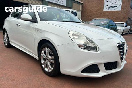 White 2013 Alfa Romeo Giulietta Hatchback Progression 1.4