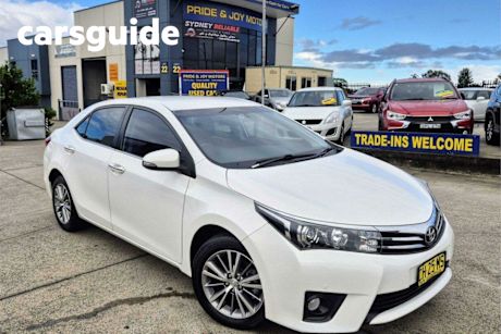White 2016 Toyota Corolla Sedan ZR