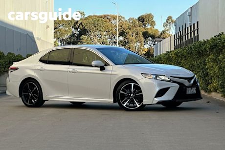 White 2018 Toyota Camry Sedan SX