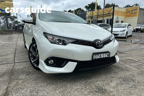 White 2017 Toyota Corolla Hatchback SX