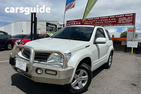 White 2015 Suzuki Grand Vitara Wagon Navigator (4X4)