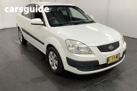 White 2005 Kia RIO Sedan EX