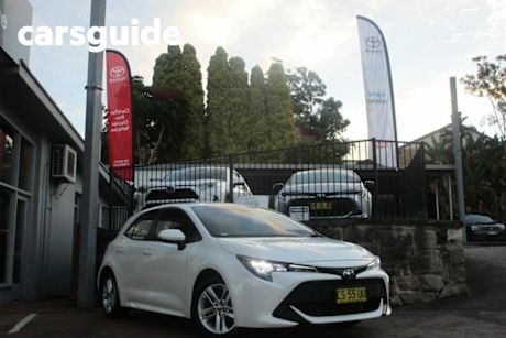 White 2018 Toyota Corolla Hatch Ascent Sport