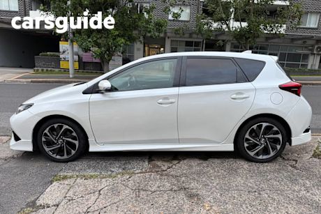 White 2017 Toyota Corolla Hatchback SX