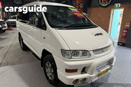 White 1998 Mitsubishi Delica Wagon