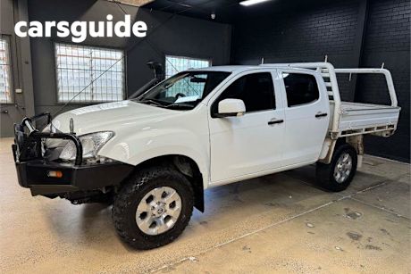 White 2013 Isuzu D-MAX Crew Cab Chassis SX (4X4)