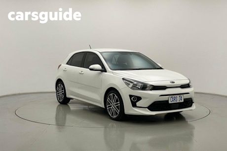 White 2021 Kia RIO Hatchback Sport