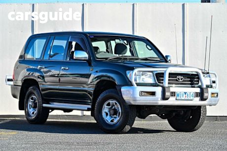 Green 2000 Toyota Landcruiser Wagon RV (4X4)