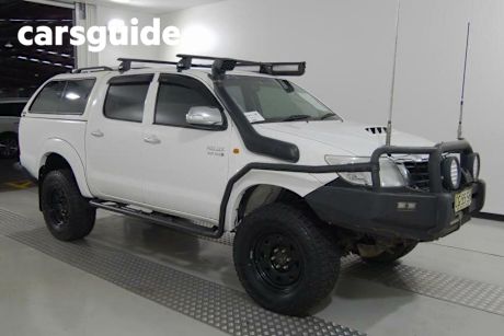 White 2011 Toyota Hilux Dual Cab Pick-up SR (4X4)