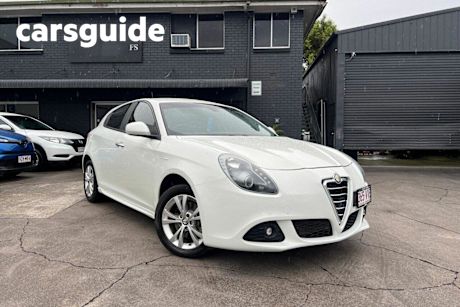 White 2013 Alfa Romeo Giulietta Hatchback Progression 1.4