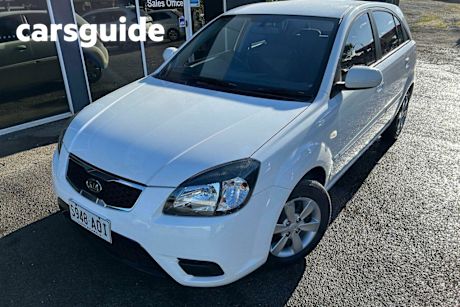 White 2011 Kia RIO Hatchback S