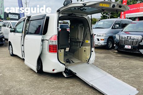 White 2007 Toyota Noah Wagon