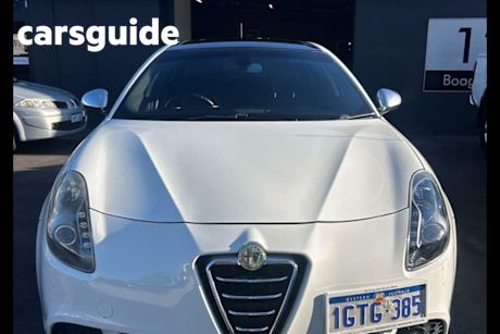 White 2013 Alfa Romeo Giulietta Hatchback Quad Verde