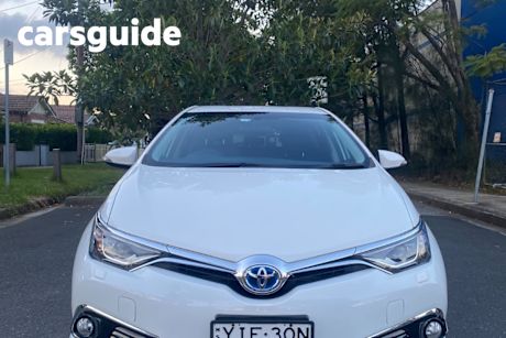 White 2018 Toyota Corolla Hatchback Hybrid