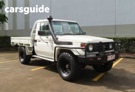 White 2000 Toyota Landcruiser Cab Chassis (4X4)