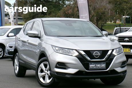 Silver 2018 Nissan Qashqai Wagon ST