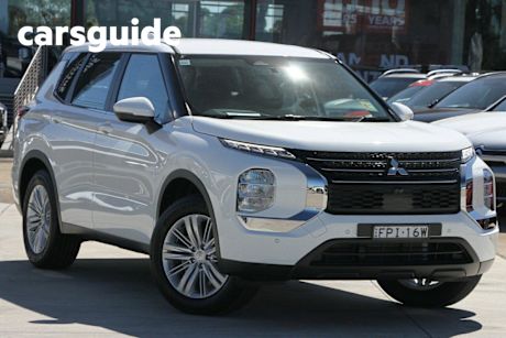 White 2024 Mitsubishi Outlander Wagon ES 7 Seat (2WD)
