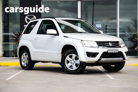 White 2015 Suzuki Grand Vitara Wagon Navigator (4X4)