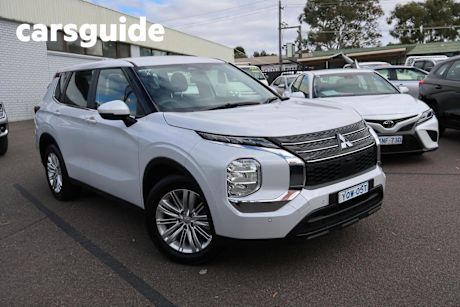 White 2023 Mitsubishi Outlander Wagon ES 2WD