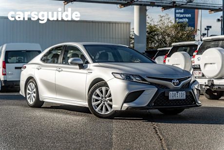 Silver 2018 Toyota Camry Sedan Hybrid