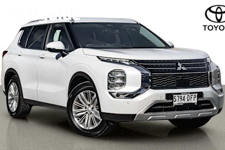 White 2023 Mitsubishi Outlander Wagon LS 7 Seat (2WD)