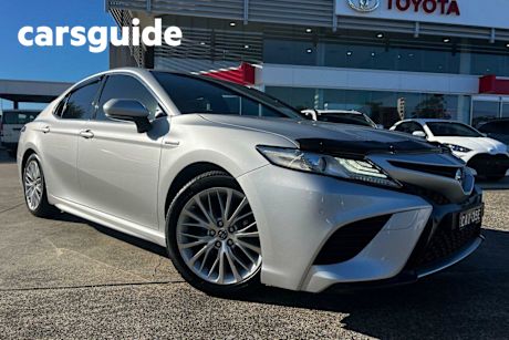 Silver 2019 Toyota Camry Sedan SL (hybrid)