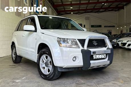 White 2009 Suzuki Grand Vitara Wagon (4X4)