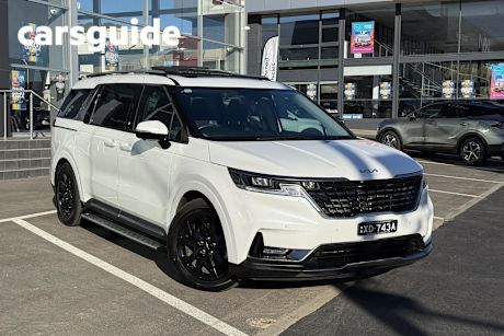 White 2023 Kia Carnival Wagon Special Edition