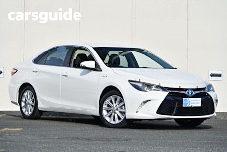 White 2017 Toyota Camry Sedan Atara S Hybrid