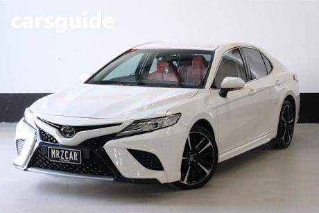 White 2018 Toyota Camry Sedan SX