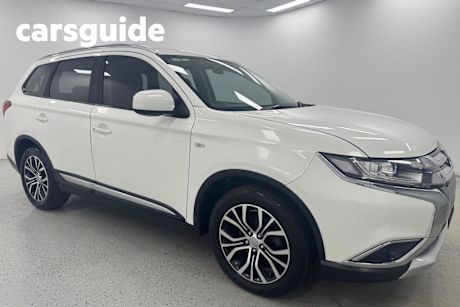 White 2018 Mitsubishi Outlander Wagon ES 7 Seat (awd)