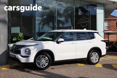 White 2023 Mitsubishi Outlander Wagon ES 2WD