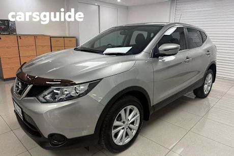 Silver 2015 Nissan Qashqai Wagon ST (4X2)