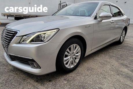 Silver 2015 Toyota Crown Sedan
