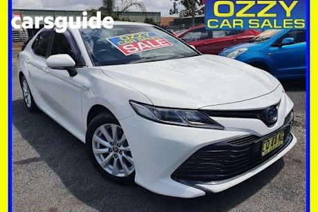 White 2018 Toyota Camry Sedan Ascent (hybrid)